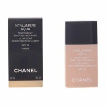 Base de maquillage liquide Vitalumière Aqua Chanel