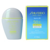 Crème Solaire Avec Couleur Shiseido Sports BB SPF50+ Demi teinte (30 ml)