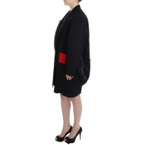 KAALE SUKTAE Eleganter drapierter langer Mantel in Schwarz mit roten Akzenten
