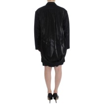 KAALE SUKTAE Eleganter drapierter langer Mantel in Schwarz mit roten Akzenten
