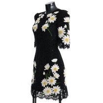Dolce & Gabbana Schwarzes Kleid mit floraler Kamille-Spitzenstickerei