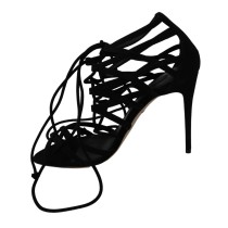 Dolce & Gabbana Elegante schwarze Stiletto-Sandalen mit Knöchelriemen aus Wildleder