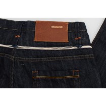 Acht Elegante dunkelblaue Jeans mit geradem Bein