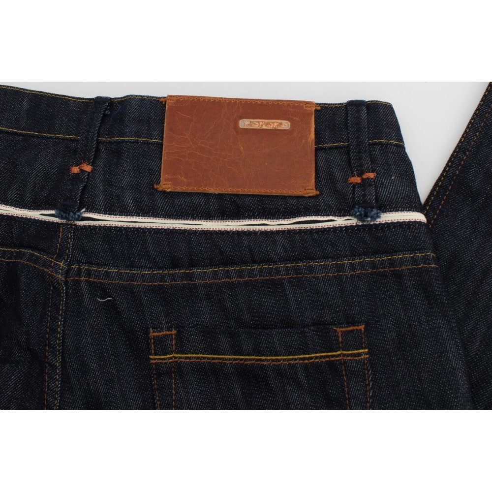Acht Elegante dunkelblaue Jeans mit geradem Bein
