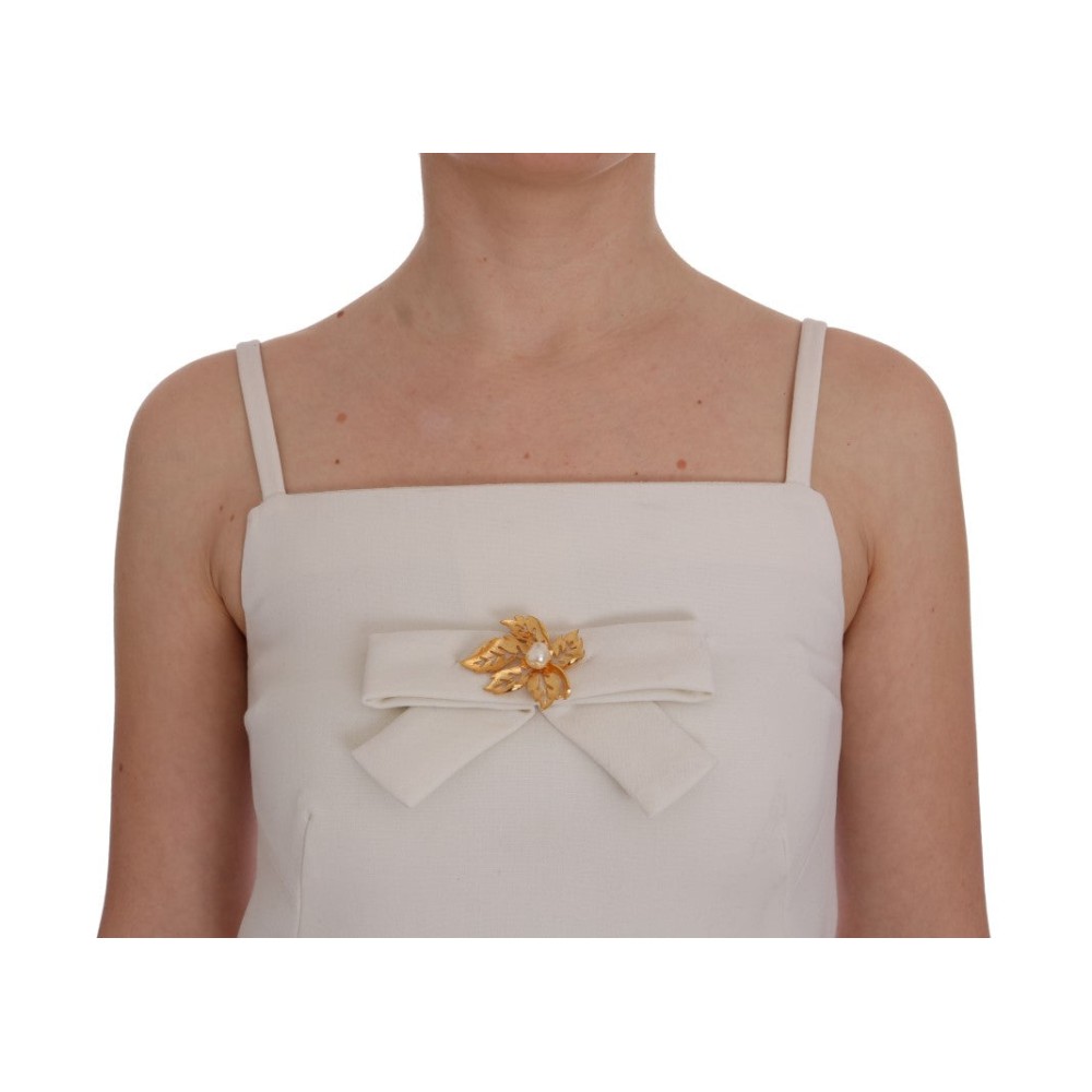 Dolce & Gabbana Elegantes weißes Shiftkleid aus Wolle mit goldener Brosche
