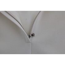 Dolce & Gabbana Elegantes weißes Shiftkleid aus Wolle mit goldener Brosche