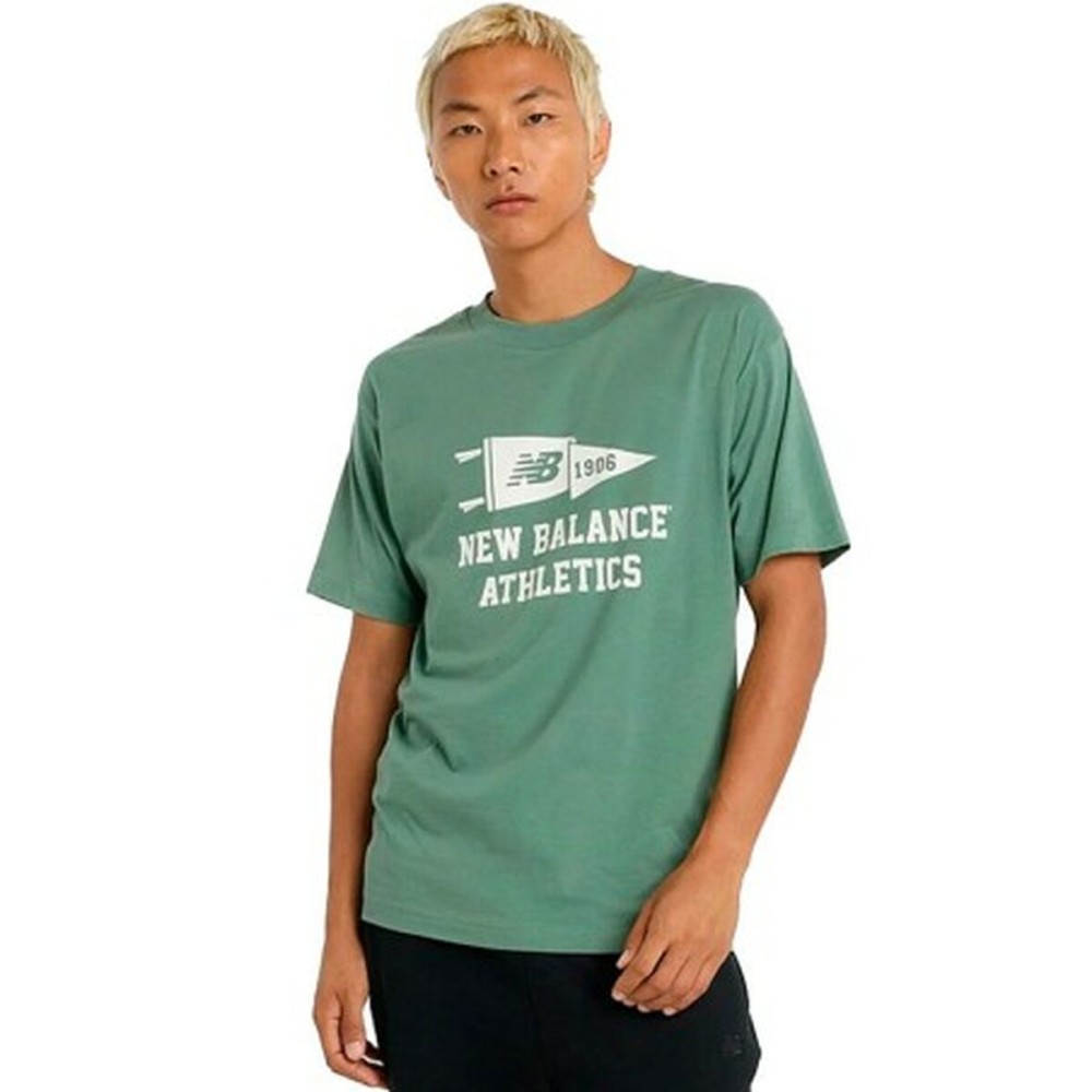 Herren Kurzarm-T-Shirt New Balance Varsity Pennant MT51924 DKJ grün