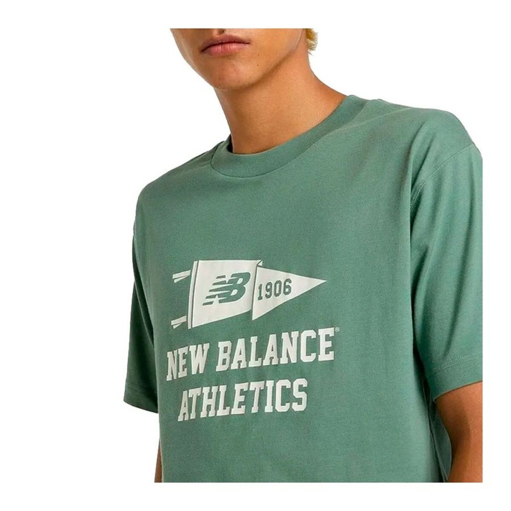 Herren Kurzarm-T-Shirt New Balance Varsity Pennant MT51924 DKJ grün