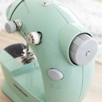 Tragbare Mini-Nähmaschine mit LED, Fadenschneider und Zubehör Sewny InnovaGoods