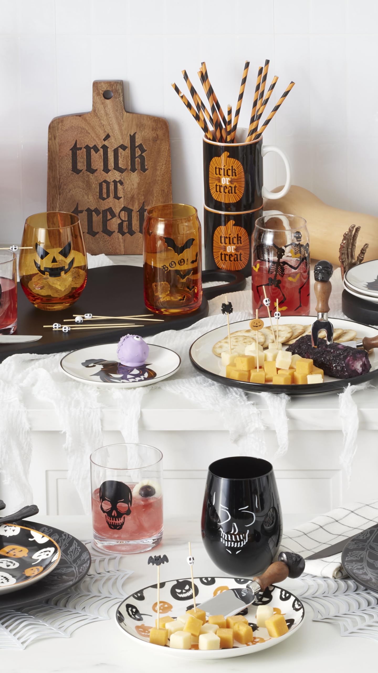 Oneida Barware, Vintro Halloween Stemless Wine Glasses, Set of 4, Dishwasher Safe, Made of Glass, Spooky Drinking Glasses Set, Halloween Decor Indoor, Skeletons and Bats as Design (4 Piece, 18 Oz)